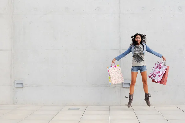 Attraente ragazza con le borse della spesa in strada — Foto Stock