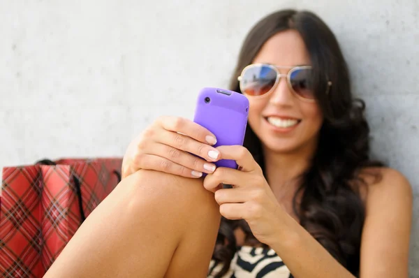 Young beautiful woman talking on phone — Stock Photo, Image