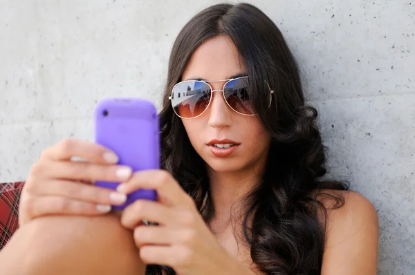 Young beautiful woman talking on phone — Stock Photo, Image