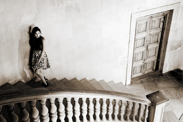 Modelo de moda con vestido de diseñador en el stai del Palacio de Carlos V —  Fotos de Stock