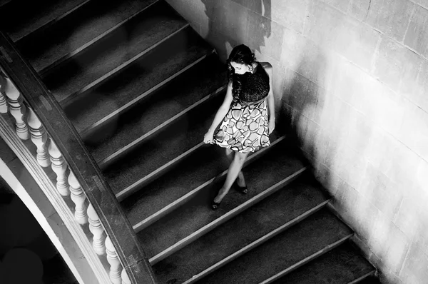 Modelo de moda con vestido de diseñador en el stai del Palacio de Carlos V —  Fotos de Stock