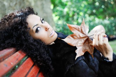genç bir siyah kadın, moda model portresi