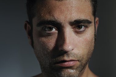 kapalı su damlaları ile bir adam portresi