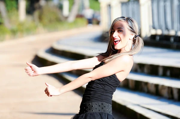 Menina bonita e de moda com tranças — Fotografia de Stock