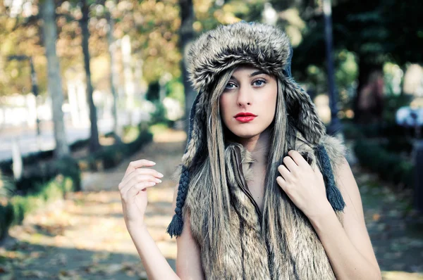 Retrato de hermosa chica con el sombrero de invierno en — Foto de Stock