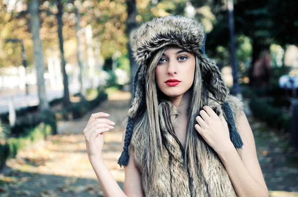 Ritratto di bella ragazza con il cappello invernale — Foto Stock