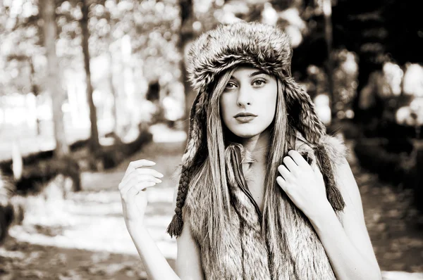 Porträtt av vacker flicka med vintern hatt på — Stockfoto
