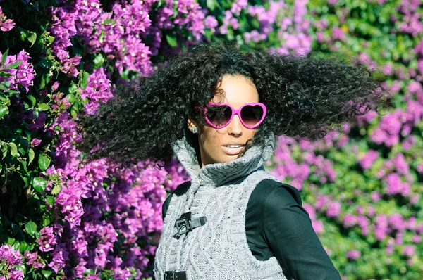 Chica negra divertida con gafas de corazón púrpura — Foto de Stock