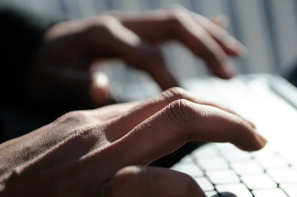 Manos de una mujer de negocios escribiendo con una computadora portátil —  Fotos de Stock