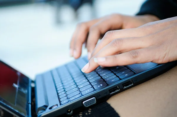 Mains d'une femme d'affaires écrivant avec un ordinateur portable — Photo