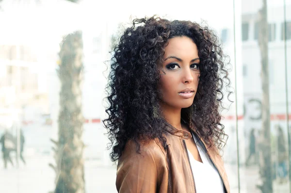 genç bir siyah kadın, moda model portresi