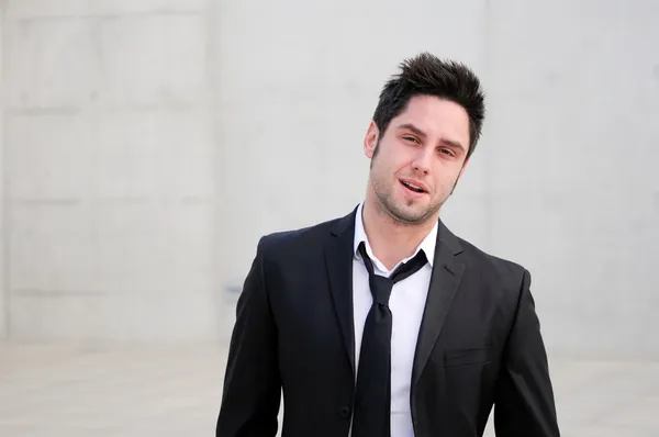 Retrato de un joven y guapo hombre de negocios sonriente —  Fotos de Stock