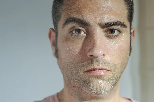 Retrato fechado de um homem com gotas de água — Fotografia de Stock