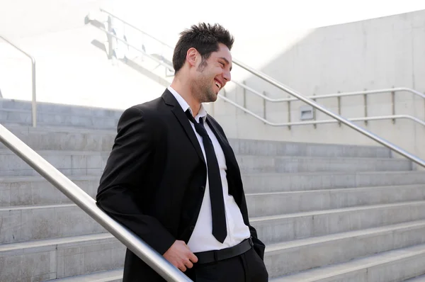 Retrato de un joven y guapo hombre de negocios sonriente — Foto de Stock