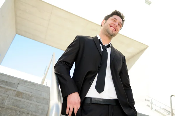 Portret van een knappe jonge zakenman glimlachen — Stockfoto