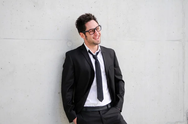 Retrato de un joven hombre de negocios guapo sonriendo —  Fotos de Stock