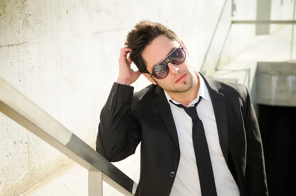 Retrato de un joven empresario atractivo — Foto de Stock