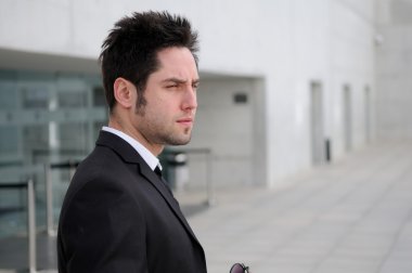 çekici bir genç işadamı portresi