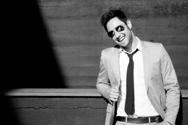 gülen yakışıklı genç işadamı portresi