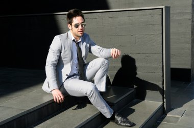 gülen yakışıklı genç işadamı portresi