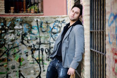 kentsel arka planda yakışıklı bir adam portresi