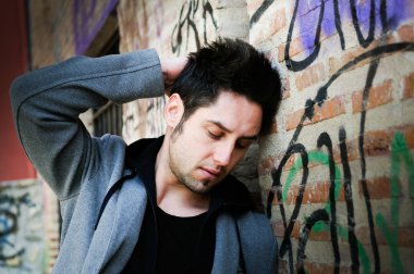 kentsel arka planda yakışıklı bir adam portresi