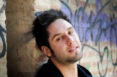 kentsel arka planda mutlu bir adam portresi