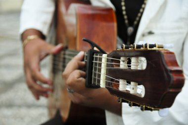 adam İspanyol gitar çalmak
