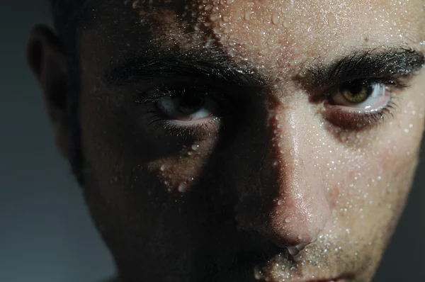 Retrato cerrado de un hombre con gotas de agua —  Fotos de Stock