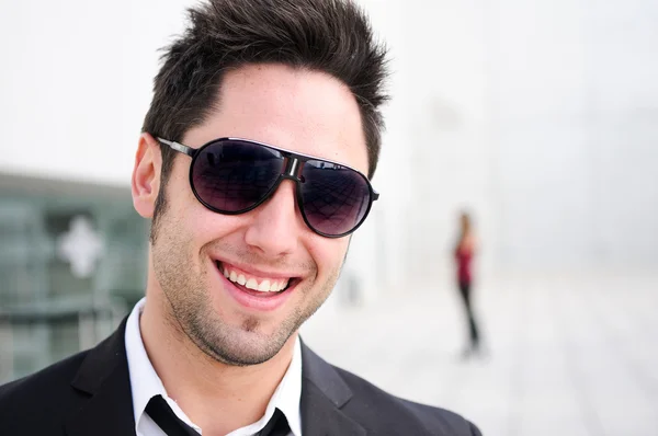 Porträtt av en stilig ung affärsman som skrattar — Stockfoto