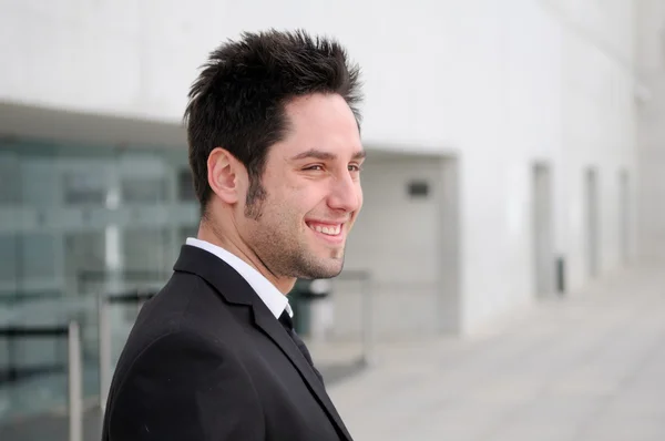 Retrato de un joven hombre de negocios guapo riendo —  Fotos de Stock