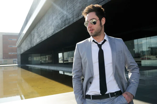 Retrato de un joven empresario atractivo — Foto de Stock