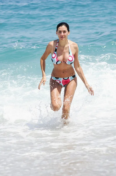 Retrato de una mujer con un hermoso cuerpo en una playa tropical —  Fotos de Stock