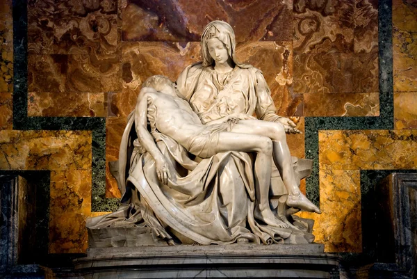 Michelangelo 's Pieta in de Sint-Pietersbasiliek in Rome. — Stockfoto