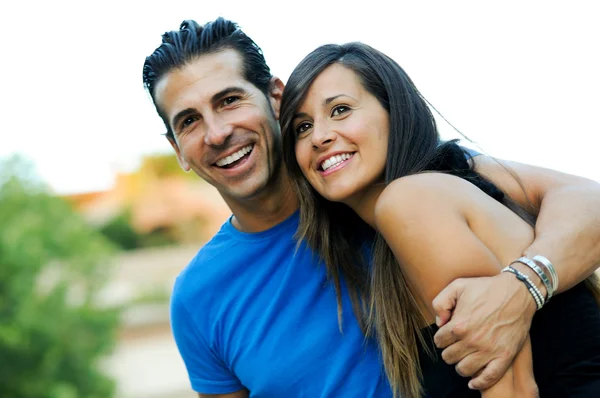 Porträt eines schönen jungen Paares, das zusammen lächelt — Stockfoto