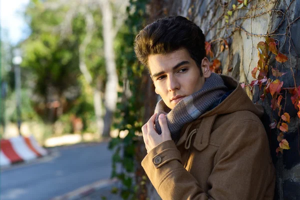 Atractivo joven hombre guapo, modelo de moda en un parque — Foto de Stock