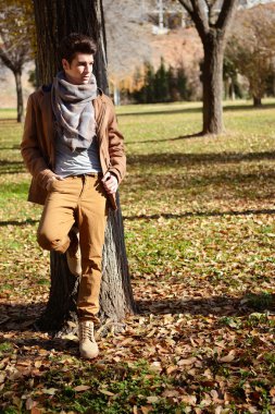 yakışıklı bir genç adam, peruk Park ile moda model portresi