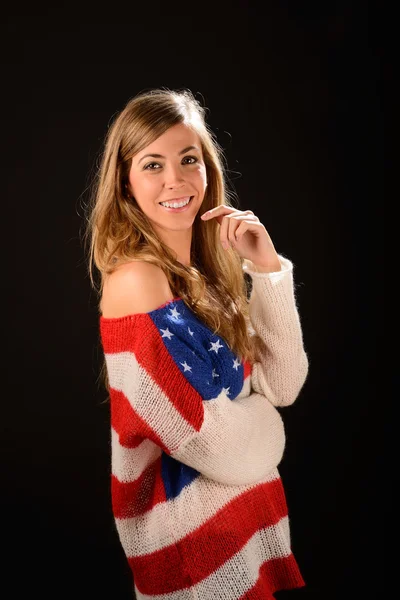Gadis pirang cantik mengenakan sweater dengan bendera United — Stok Foto