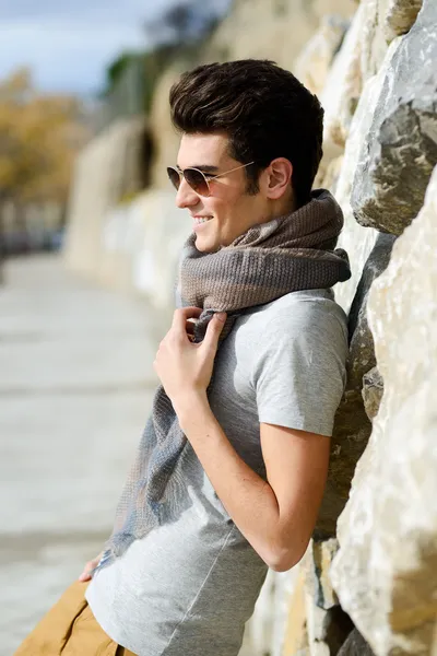 魅力的な若いハンサムな男が、公園でのファッションのモデル — ストック写真