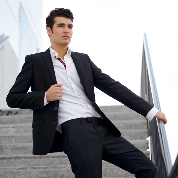 Joven hombre de negocios, en un edificio de oficinas —  Fotos de Stock