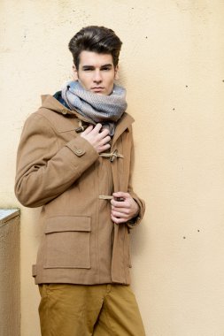 çekici genç yakışıklı adam, kentsel backgro moda model