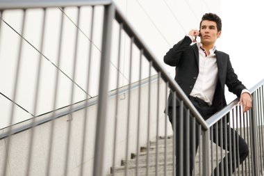 telefonda konuşurken bina bir ofiste genç işadamı