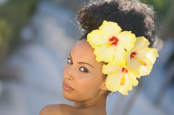 Donna nera, modella di moda, con grandi fiori tra i capelli — Foto Stock