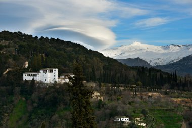 Alhambra ve altında bir merceksi sierra nevada Dağları kar yağışı