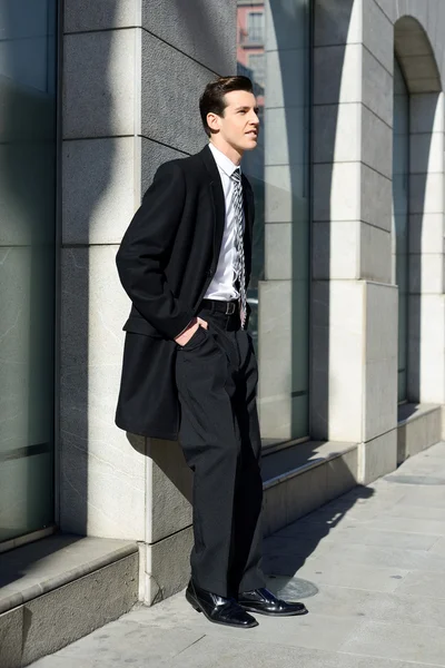 都市の背景に魅力的な若いビジネスマン — ストック写真