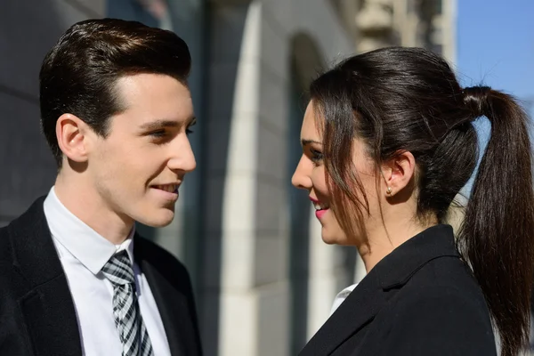 Business talking outside of company building. Couple work — Stock Photo, Image