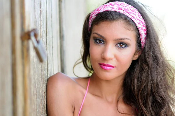 Attraente donna mista con sciarpa capelli rosa — Foto Stock