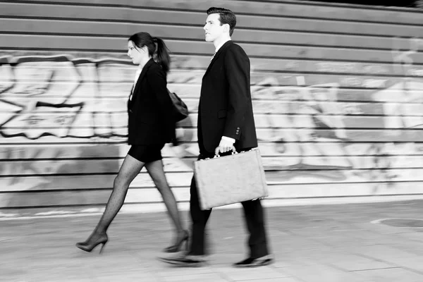 Business walking in the street. Couple working — Zdjęcie stockowe