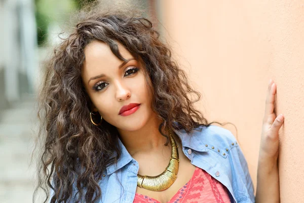 Attractive mixed woman in urban background wearing casual clothe — Stock Photo, Image