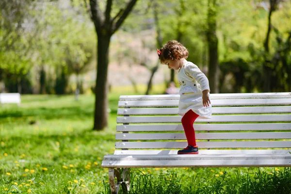 Little girl playing in the park — Stock Photo, Image